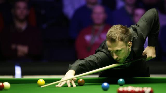 回家了！内马尔收获回归桑托斯首球后，不断亲吻队徽.